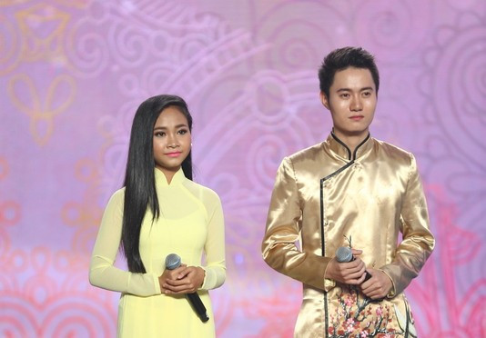 Thiên Nhâm 'chưa biết yêu' vẫn ngọt ngào với 'bạn trai' trên sân khấu Ảnh 2