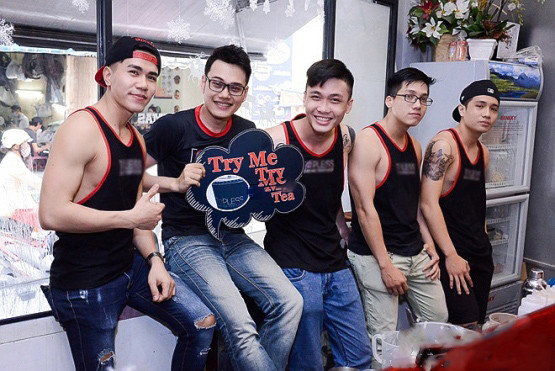 ‘Bỏng mắt’ trước dàn trai đẹp 6 múi ở tiệm trà sữa Ảnh 2