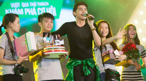 Noo Phước Thịnh được fan Đà Nẵng tổ chức sinh nhật ngay trên sân khấu Ảnh 2