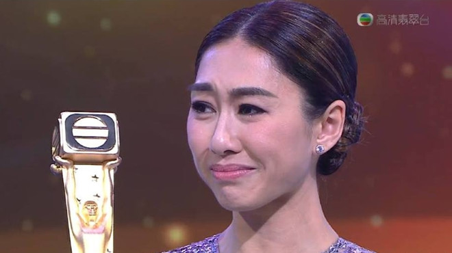 Lễ trao giải TVB 2015: Hồ Định Hân trở thành Thị Hậu 8X đầu tiên trong lịch sử Ảnh 2