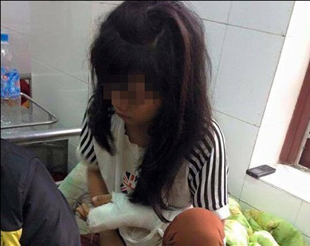 Đau lòng bé gái lớp 9 kêu cứu vì bị cha ruột đánh gãy tay, dập nát mông Ảnh 2