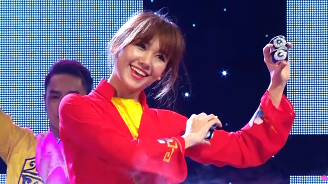 Hari Won 'bái sư' Võ Minh Lâm, học hát cải lương trên sân khấu Ảnh 2