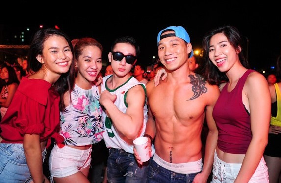 Giới trẻ Sài thành đẹp - độc - lạ 'quẩy' cùng huyền thoại DJ Tiesto Ảnh 2