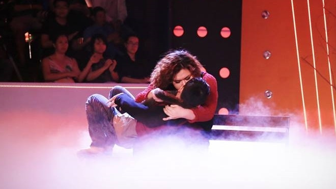 Cưỡng hôn bạn diễn, hotgirl trăm ký lọt top 3 'Bước nhảy ngàn cân' Ảnh 2