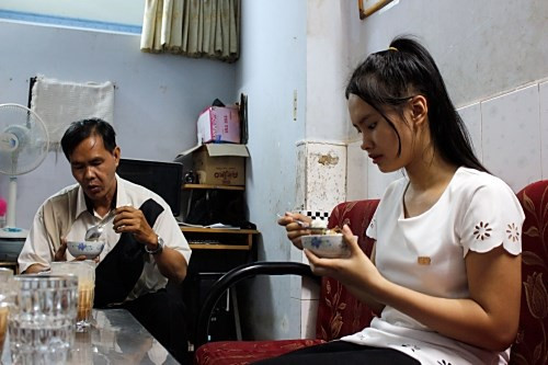 Clip xúc động về cuộc sống hát rong của cô bé bán kẹo kéo Ảnh 2