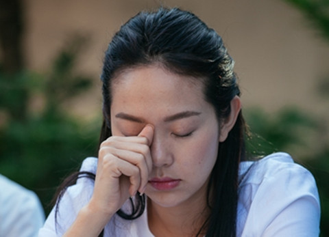 Minh Hằng phờ phạc đến viếng fan ruột xấu số sau nhiều đêm thức trắng Ảnh 2