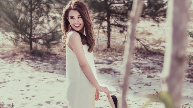 Ngọc Thảo khoe vẻ đẹp mong manh giữa khung cảnh hoang vu Ảnh 2