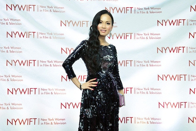 Cuối tuần qua, Hà Phương có dịp tham gia lễ trao giải Muse Awards của tổ chức Woman In Flim diễn ra ở New York. Đây là giải thưởng ghi nhận thành tích xuất sắc trong các lĩnh vực nghệ thuật, truyền thông. Ngay khi xuất hiện trên thảm đỏ sự kiện, vợ tỷ phú Chính Chu thu hút sự chú ý của giới truyền thông Hollywood.