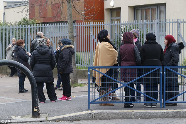 Thầy giáo Pháp bịa chuyện bị IS tấn công nhận án phạt 6 tháng tù Ảnh 2