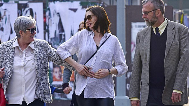 Anne Hathaway cười lớn khi được 'khám' bụng bầu giữa phố Ảnh 2