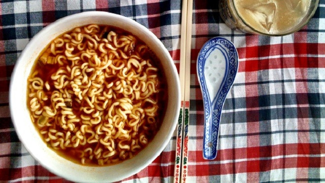 Không trần mì gói trước khi ăn, rước nhiều bệnh vào người Ảnh 2