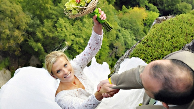 'Thót tim' với cặp đôi treo mình 100 mét để chụp ảnh cưới Ảnh 2