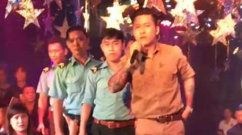 Clip: Tuấn Hưng tức giận vì bị khán giả ném ly lên sân khấu Ảnh 2