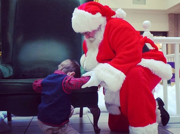 Bạn sẽ bật khóc khi biết món quà mà cậu bé này xin ông già Noel Ảnh 2