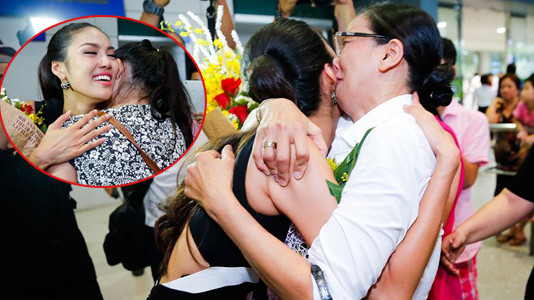 Một mình về nước, Lan Khuê òa khóc trong vòng tay mẹ Ảnh 2