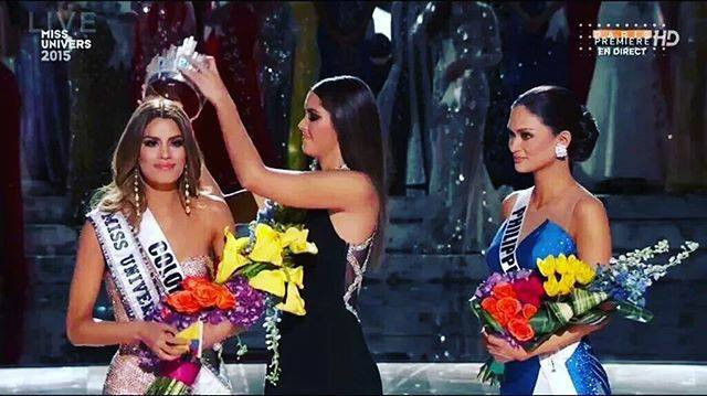 Clip: Khoảnh khắc 'vương miện đổi chủ' gây bất bình trên sân khấu Miss Universe 2015 Ảnh 2