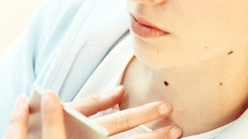 Nhìn thấu tâm can phụ nữ qua nốt ruồi ở cổ Ảnh 2