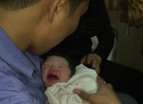 Tổ tiếp viên giúp hành khách sinh con trên tàu Ảnh 2