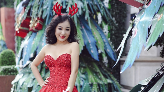 Danh hài Thúy Nga khoe vòng một gợi cảm trong bộ ảnh Giáng sinh Ảnh 2