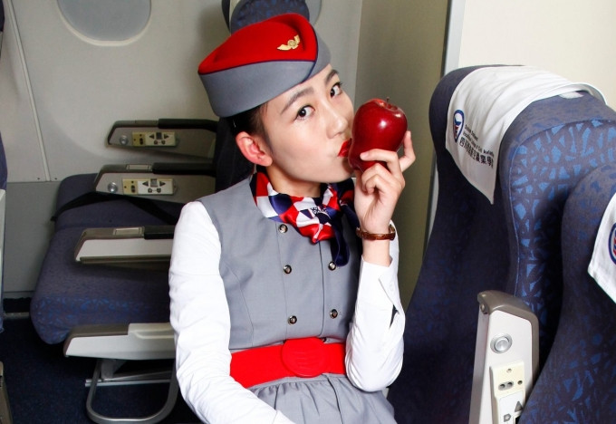 'Cháy hàng' táo kèm nụ hôn của các nữ tiếp viên hàng không Ảnh 2