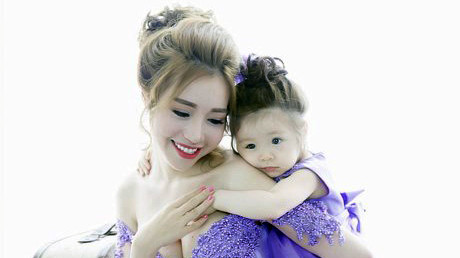 Hotgirl Việt hút 'view' nhờ khoe con trên mạng xã hội Ảnh 2