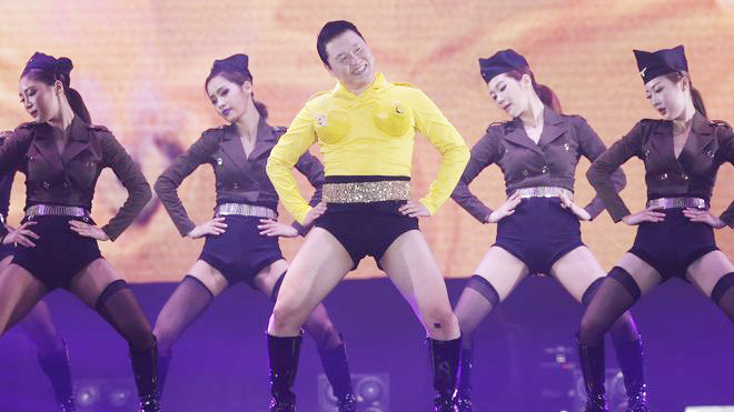 Psy mặc áo ngực giả, quần chẽn nhảy sexy Ảnh 2