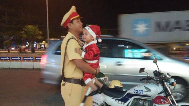CSGT Đà Nẵng làm 'bảo mẫu' trong đêm Noel khiến cộng đồng mạng thích thú Ảnh 2