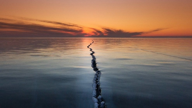 Vết nứt trên hồ băng vào top ảnh yêu thích của năm Ảnh 2