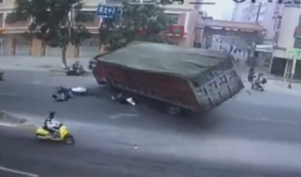 Tai nạn kinh hoàng: xe chở than lật nghiêng, đè nát nữ sinh Ảnh 2