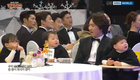 Daehan MinGuk Manse 'đốn tim' khán giả tại Lễ trao giải KBS Ảnh 2