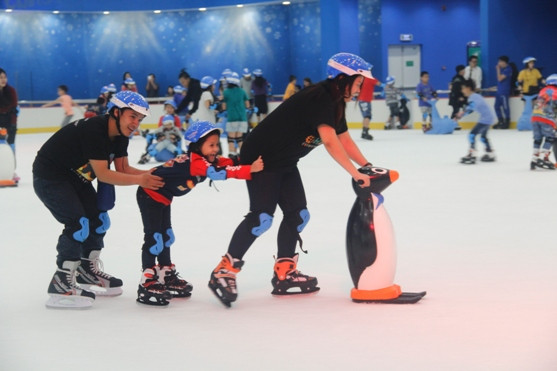 Giới trẻ thích thú với sân trượt băng đầu tiên xuất hiện ở Sài Gòn Ảnh 2