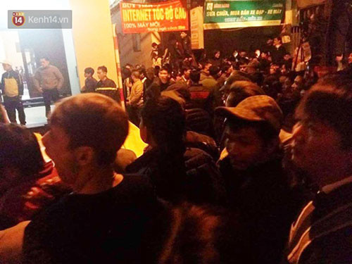 Hà Nội: Người đàn ông leo lên tầng 5 la hét 'Em không ngủ với vợ người khác nữa' Ảnh 2