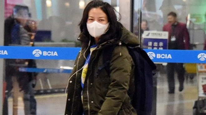 Triệu Vy luộm thuộm, già nua ở sân bay Ảnh 2