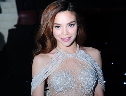 Váy của Hà Hồ: Khán giả chê sexy quá mức, chuyên gia tấm tắc khen Ảnh 2