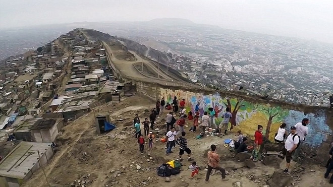 Bức tường ngăn thế giới giàu - nghèo gây tranh cãi Ảnh 2