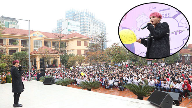 Hàng nghìn học sinh đội mưa đón Sơn Tùng M-TP về thăm trường cũ Ảnh 2