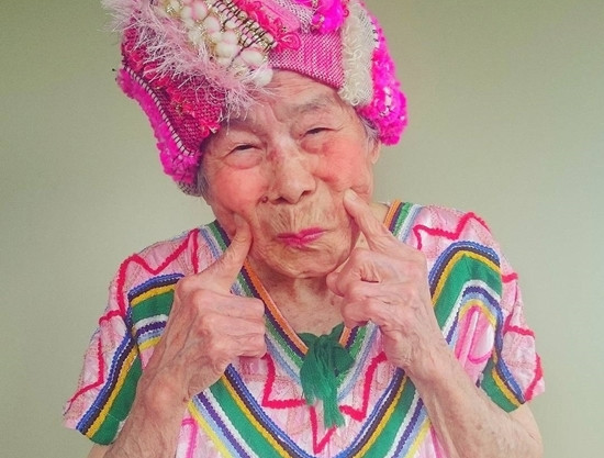 'Bà ngoại xì tin' gần 100 tuổi làm người mẫu cho cháu gái Ảnh 2