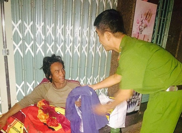 Hình ảnh đẹp về chú công an 'dễ thương nhất Việt Nam' phát áo ấm cho người lang thang Ảnh 2