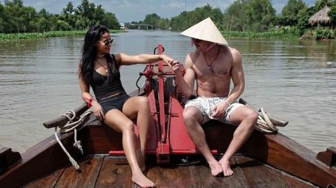 Zac Efron khoe ảnh đội nón lá du lịch Việt Nam cùng bạn gái Ảnh 2