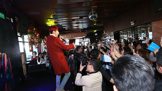 Fan bấn loạn khi Sơn Tùng hát chay 'Không còn mùa thu' Ảnh 2