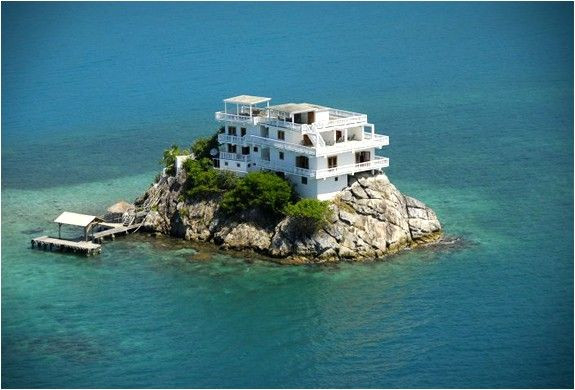 Biệt thự siêu sang nằm cheo leo trên mỏm đá giữa biển Ảnh 2