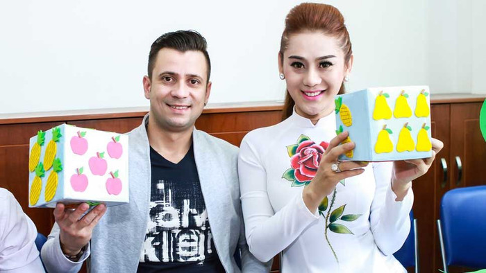 Lâm Chi Khanh tình tứ đưa bạn nhảy đi từ thiện Ảnh 2