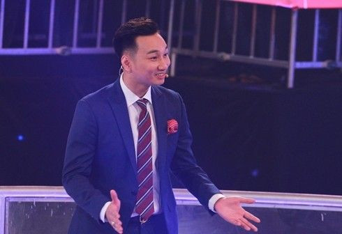 Bị 'ném đá', MC Thành Trung vẫn hài hước với 'Đừng để tiền rơi' Ảnh 2