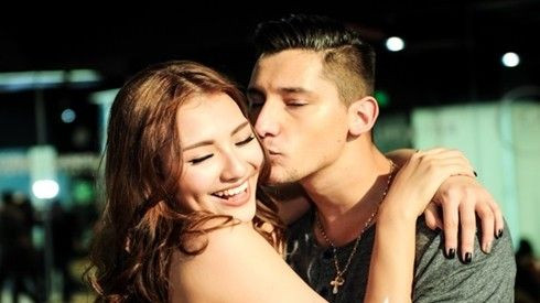 Bạn nhảy điển trai hôn đắm đuối Hồng Quế trong phòng tập Ảnh 2