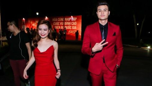 Vĩnh Thụy tình tứ hộ tống Hoàng Thùy Linh đi sự kiện Ảnh 2