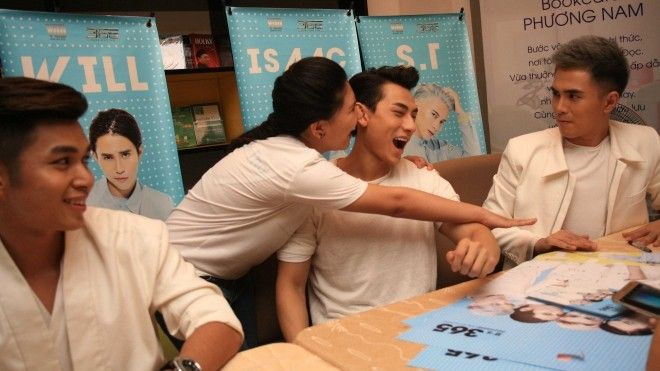 Fan quê nhà Cần Thơ ôm hôn Isaac trong buổi ký tặng album Ảnh 2