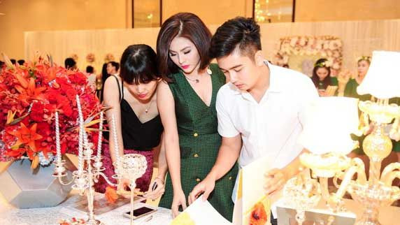 Vợ chồng Vân Trang 'chạy ngược xuôi' chuẩn bị cho tiệc cưới Ảnh 2