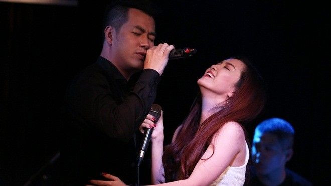 Clip: Đinh Hương tình tứ bên Hồ Trung Dũng trong đêm nhạc riêng Ảnh 2