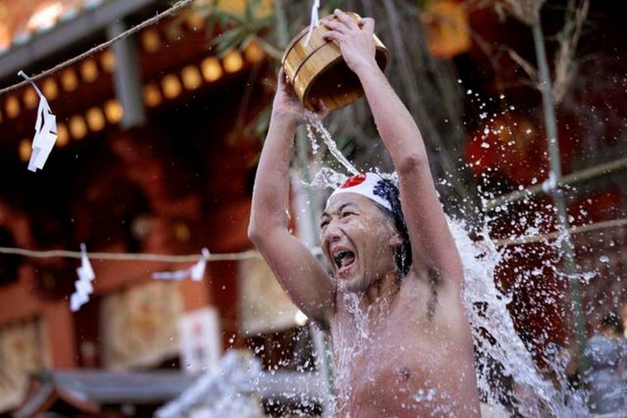 Rùng mình nghi lễ tắm nước đá dưới trời tuyết lạnh của người Nhật Ảnh 2