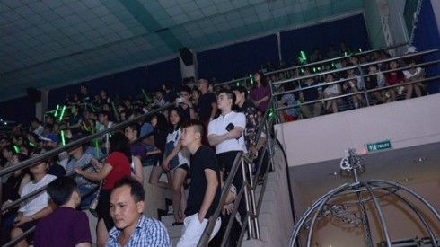 Khán giả đông đứng 'tràn' cầu thang xem show The Remix Ảnh 2